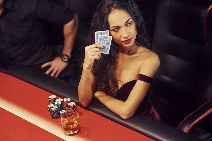 Dealer melempar dadu dalam permainan Sic Bo Dadu langsung